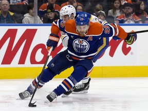 Leon Draisaitl of the Edmonton Oilers (29) fights Buffalo Saber Dylan Schuns (24) (24)