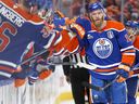 El defensa de los Edmonton Oilers, Mattias Ekholm, reacciona después de anotar durante el tercer período contra los Florida Panthers en el Juego 1 de la final de la Copa Stanley 2025 en Rogers Place el 4 de junio de 2025 en Edmonton, Alberta, Canadá.