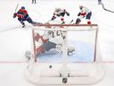 El alero de los Edmonton Oilers, Leon Draisaitl, obtiene el gol ganador del juego durante el tiempo extra para vencer a los Florida Panthers 4-3 en el Juego 1 de la final de la Copa Stanley 2025 en Rogers Place el 4 de junio de 2025 en Edmonton, Alberta, Canadá.
