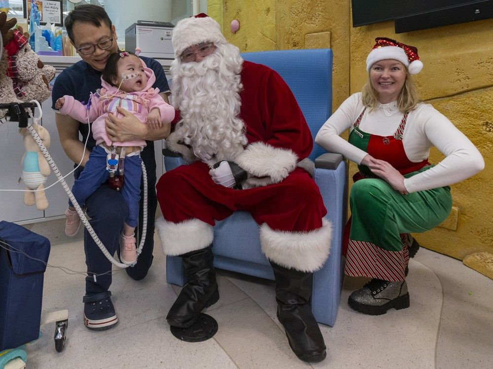 Edmonton's chopper squadron delivers Santa to Stollery Children's Hospital