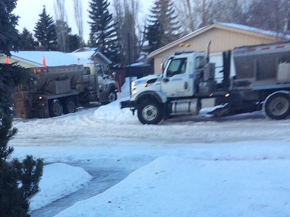 Parked cars and aggressive residents impeding snow removal, say Edmonton workers