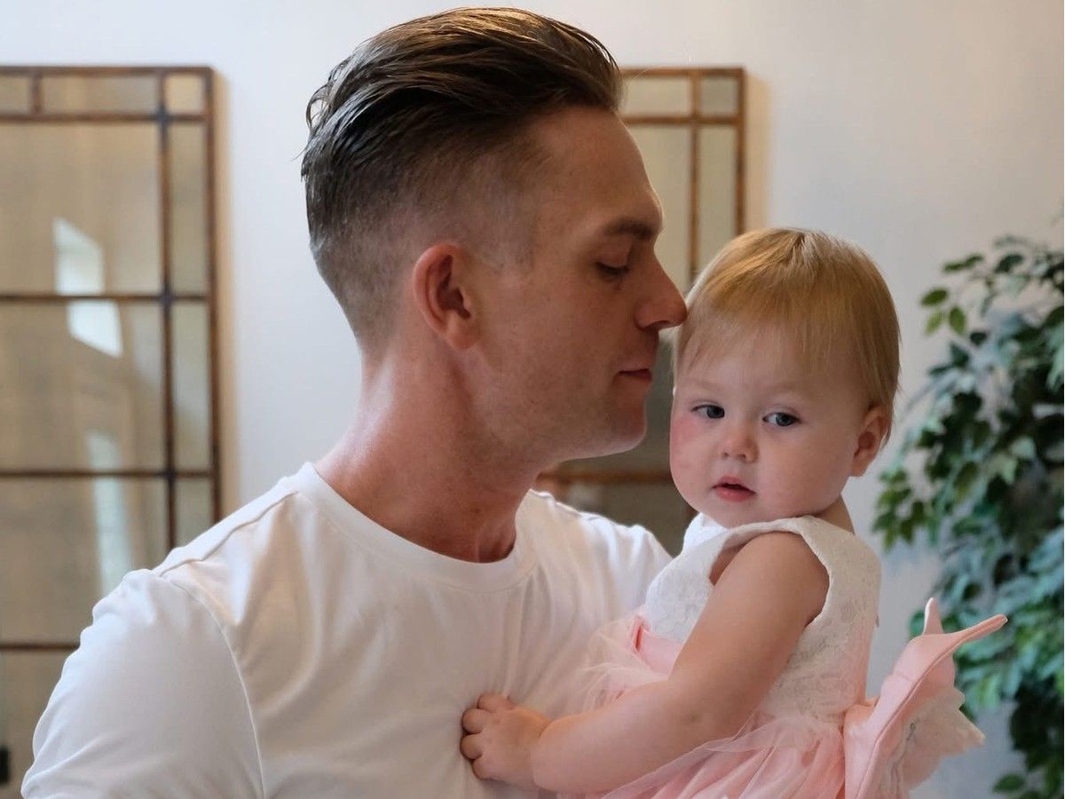  Curtis Wright with his daughter pictured in this undated photo. Wright, who was born in Edmonton, has spent four months in an ICE detention centre in Texas, even though he’s lived in the United States for nearly 30 years.
