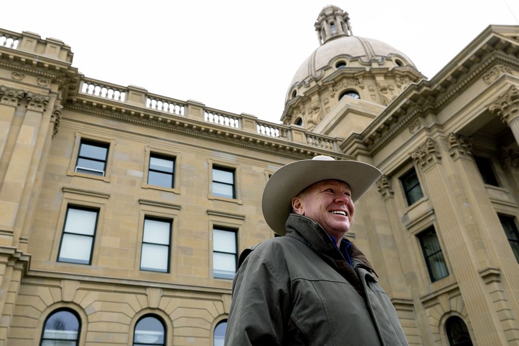 Smith defends text exchange with separatist lawyer over changing petition rules