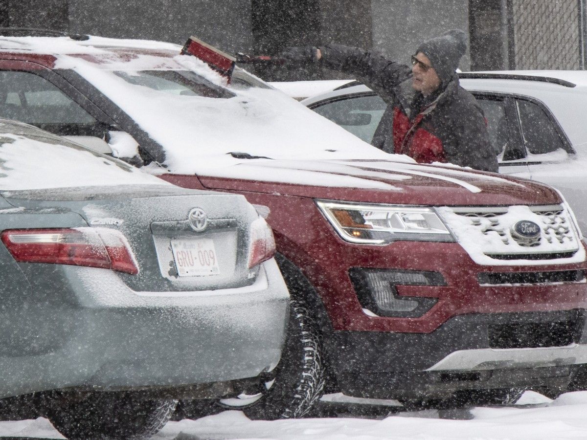 Snowfall delivers Edmontonians a taste of winter, slick roads