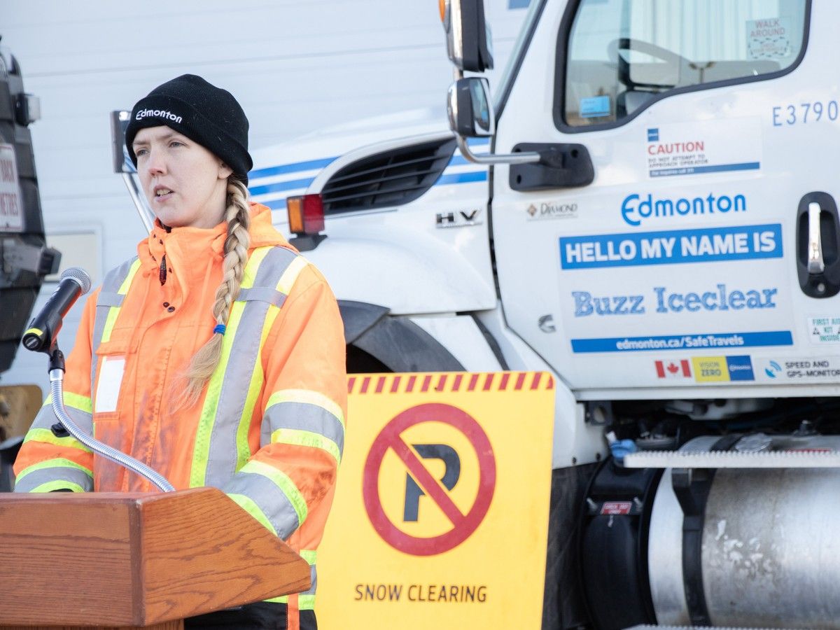 Edmontonians asked to follow parking bans as snow removal season begins