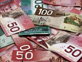 FOTOLIA  -- POUR MANCHETTES POUR ILLUSTER SITUATION MONEY ARGENT CANADIEN CANADIAN ECONOMY CASH JOBS WEALTH RICHE --  Background made of canadian money