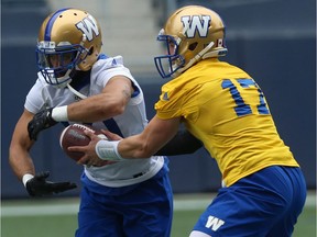 Nic Demski takes a handoff from Chris Streveler during Winnipeg Blue Bombers practice on Mon., June 11, 2018.