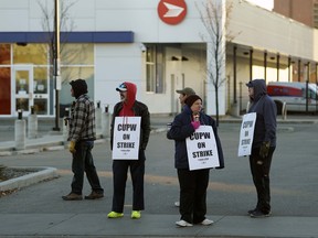 Canada Post workers picket the Canada Post Edmonton Downtown Delivery Depot on Monday October 22, 2018. Canada Post employees announced Monday that they have started rotating strikes across the country. (PHOTO BY LARRY WONG/POSTMEDIA)