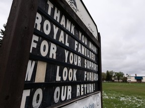 A sign at Mount Royal School thanks families of elementary school students before they return to school from a learn from home period during the COVID-19 pandemic on Wednesday, Nov. 19, 2021.