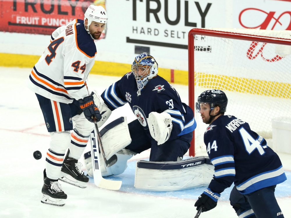 Oilers' Nurse fights Lee after high stick to the face