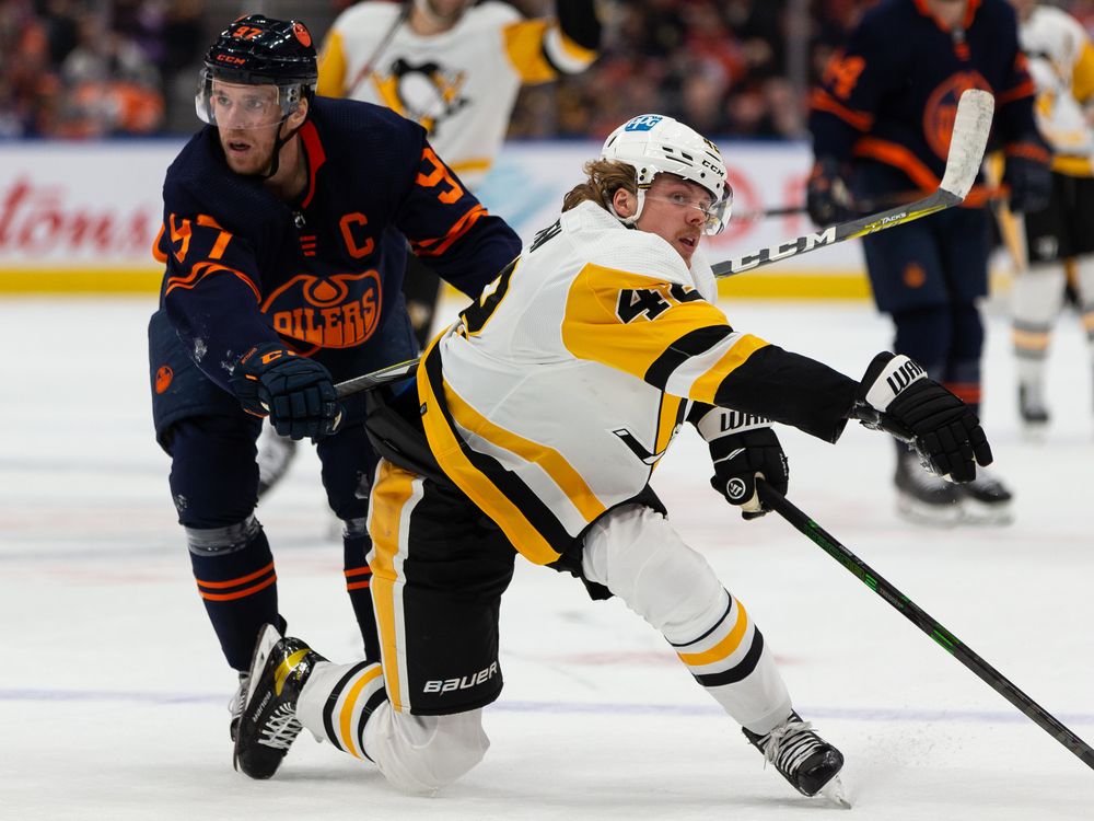 Pittsburgh Penguins' Jeff Carter (77) and Colton Sceviour prepare