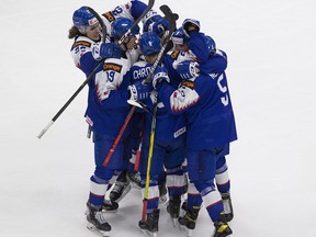 Slovensko oslavuje gól do siete Kanady na juniorských majstrovstvách sveta IHF 27. decembra 2020 v Edmontone.