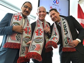 Mostrando sus bufandas de exhibición de fútbol desde la izquierda, Amarjit Sohae, Ministro de Infraestructura y Comunidades, izquierda, Stephen Reed, Presidente de Football Canada y copresidente del Comité de Candidatura de la ONU 2026 y Coun.  Michael Walters después de anunciar la nominación de Edmonton como ciudad anfitriona de la Copa Mundial de la FIFA 2026 que se realizará en Canadá, México y Estados Unidos, en el Commonwealth Stadium de Edmonton, el 16 de marzo de 2018.