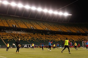 Los jugadores del equipo de fútbol de Canadá entrenan en el Estadio Commonwealth en Edmonton, el martes 9 de noviembre de 2021. El equipo juega contra Costa Rica en el partido de clasificación para la Copa Mundial el viernes.