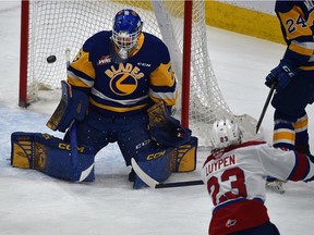 Edmonton Oil Kings Jalen Luypen (23) strelil gól proti brankárovi Saskatoon Blades Nolanovi Maierovi (73) počas podujatia WHL na Rogers Place v Edmontone, 16. marca 2022.