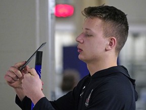 Útočník Edmonton Oil Kings Jacob Demic sa pripravuje na tímový tréning v Edmontone v utorok 19. apríla 2022.