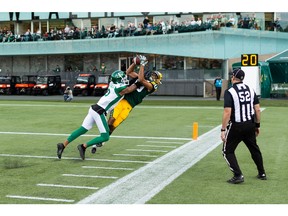 Le demi-fendu des Elks d'Edmonton Kenny Lawler (89) a une passe incomplète alors qu'il est plaqué par Nick Marshall (3) des Roughriders de la Saskatchewan au Commonwealth Stadium d'Edmonton le samedi 18 juin 2022.