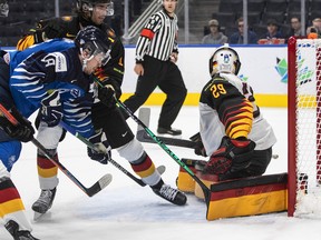 Finnlands Joel Mata (18) erzielt ein Tor gegen Deutschlands Torwart Florian Buehl (29) während ihres Viertelfinalspiels der dritten Saison der IIHF World Junior Hockey Championship in Edmonton, Mittwoch, 17. August 2022.