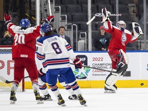 Le gardien de but tchèque Tomas Suchanek (30 ans) célèbre la victoire sur les États-Unis lors du quart de finale du Championnat mondial de hockey junior de l'IIHF à Edmonton le mercredi 17 août 2022.