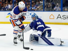 Andrei Vasilevskiy #88 do Tampa Bay Lightning para um arremesso de Derek Ryan #10 do Edmonton Oilers durante um jogo na Amalie Arena em 08 de novembro de 2022 em Tampa, Flórida.