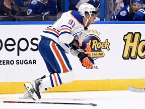 O ala esquerdo do Edmonton Oilers Evander Kane (91) caminha para o banco depois de ser cortado durante o segundo período de um jogo de hóquei da NHL contra o Tampa Bay Lightning na terça-feira, 8 de novembro de 2022, em Tampa, Flórida.