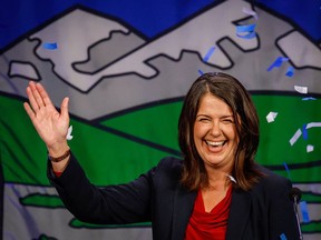 Danielle Smith célèbre sa victoire au volant de l'UCP à Calgary le 6 octobre.