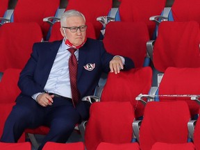 Perry Pearn, then-assistant to the head coach of HC Avtomobilist Yekaterinburg, watches a game in 2020.