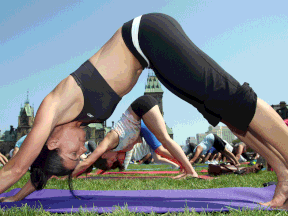 Lululemon sales flat; fourth-quarter estimates affected by yoga