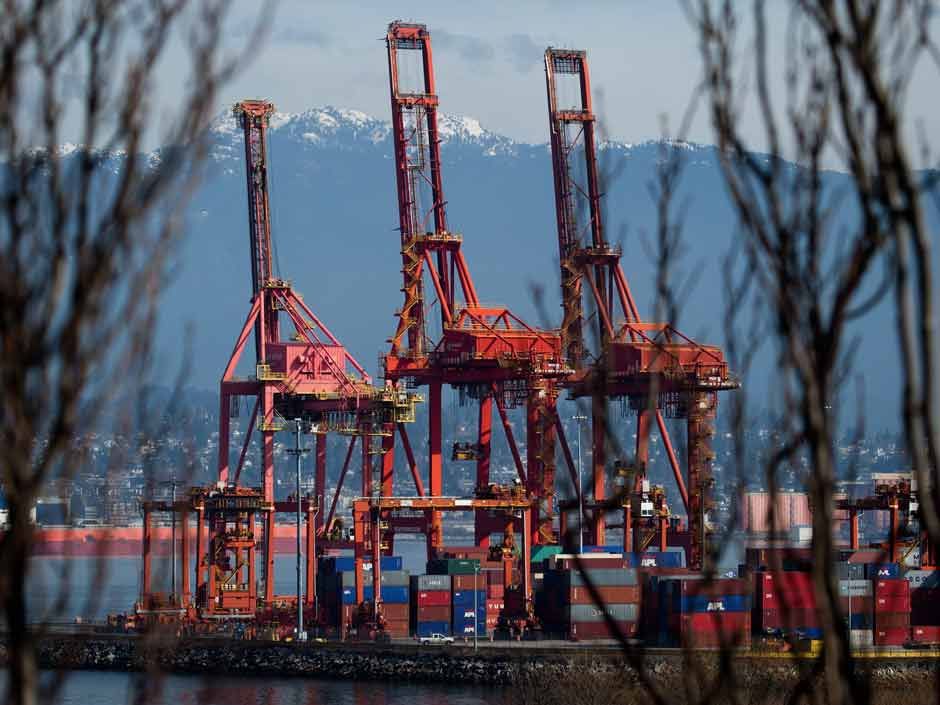 Vancouver Port strike could halt pulp mills this week as lumber piles