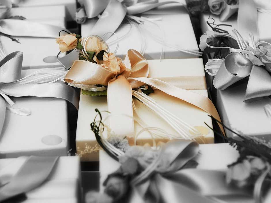 How Much to Spend on a Wedding Gift, According to Experts
