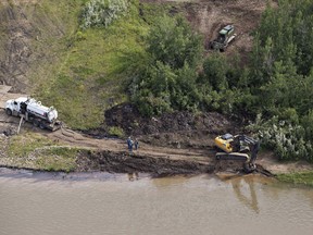 Crews work to clean up an oil spill on the North Saskatchewan river near Maidstone, Sask.