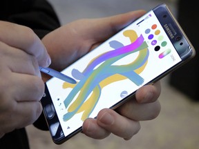 A color blending feature of the Galaxy Note 7 is demonstrated in New York.