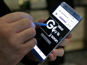 A screen magnification feature of the Samsung Galaxy Note 7 is demonstrated in New York.