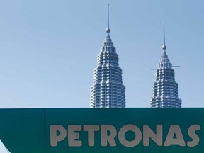Petronas, Petroliam Nasional Bhd, is considering selling its majority stake in a US$27 billion Canadian liquefied natural gas (LNG) plant, three people familiar with the matter said this week.