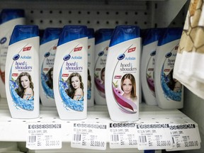 'Hoed & Shouders' shampoo on sale in Venezuela.