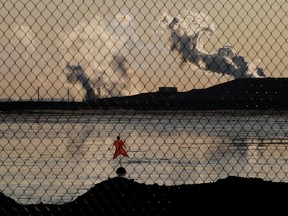 The federal government’s proposed carbon-pricing “backstop” requires large emitters like refiners to reduce their emissions by 30 per cent from their sector average or pay the federally mandated carbon price on excess emissions, starting in January 2019.