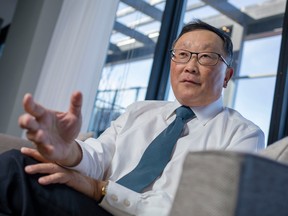 BlackBerry CEO John Chen has called for governments to set safety standards that tech giants can adhere to as they develop driverless vehicles.