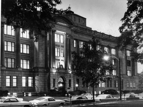 London Life, 255 Dufferin Ave. head office, located beside Victoria Park since 1927. The complex was built in stages, the seven story structure in the middle of the block was added in 1951, the west portion along Dufferin Ave. in 1953 and the remaining part of the complex along Queens Avenue was completed in 1965, 1967. (London Free Press files)