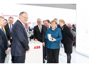 From right to left: Angela Merkel, Federal Chancellor; Stefan Löfven, Prime Minister of Sweden; Ulrich Spiesshofer, CEO ABB; Bernd Althusmann, Economic Minister of Lower Saxony; Stefan Weil, Prime Minister Lower Saxony; Hans-Georg Krabbe, Managing Director Germany; Anja Karliczek, Federal Minister of Education and Research; Jacob Wallenberg, Vice Chairman of the Board of Directors ABB