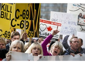 Pro-pipline supporters rally outside a public hearing of the Senate Committee on Energy, the Environment and Natural Resources regarding Bill C-69 in Calgary, Alta., Tuesday, April 9, 2019.THE CANADIAN PRESS/Jeff McIntosh