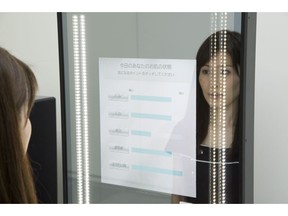 Snow Beauty Mirror (Displays the results of skin analysis covering five categories)
