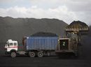 In der Kohlelagerstätte Tavan Tolgoi, die von Erdenes Tavan Tolgoi LLC (Erdenes TT) in Tsogttsetsii, Provinz Omnogovi, Mongolei, entwickelt wurde, wird Kohle auf einen Lastwagen geladen.