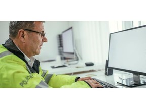 090320-Policeman-at-computer-GettyImages