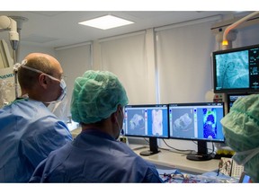 Prof. Hans Kottkamp performs the first clinical procedure with the Globe Positioning System, the new 3D mapping and navigation system for the Globe Mapping and Ablation System.
