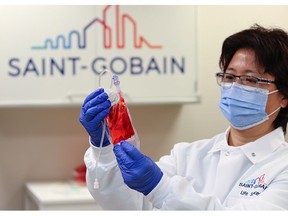 VueLife® "HP" Series Bag cell culture testing in Saint-Gobain Life Sciences Laboratory.