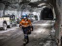 Ein Arbeiter geht durch einen Tunnel zu den Aufzügen, nachdem er 2018 im Untertagebergbauprojekt der Kupfer-Gold-Mine Oyu Tolgoi eine Schicht verlegt hatte.