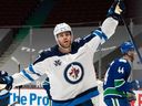 Adam Lowry von den Winnipeg Jets feiert nach seinem Tor gegen die Vancouver Canucks in der NHL-Action in Vancouver.  Die NHL hatte sich zuvor gegen Einzelspiel-Sportwetten in Kanada ausgesprochen.