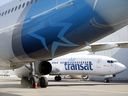 Flugzeuge von Air Transat stehen auf dem Rollfeld des Toronto Pearson International Airport.