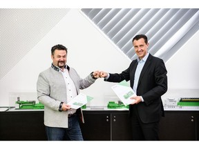 Marcel Huber, founder and managing director of SynCraft and Carlos Lange, president and CEO of INNIO celebrate their companies' collaboration