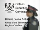Ein Beamter der Toronto Police Services bei der Ontario Securities Commission.  